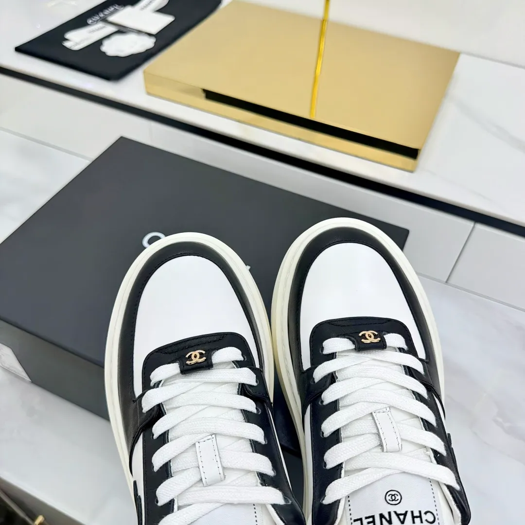 👟👟Ex-factory price 600👟👟 Upgraded version, upgraded version, upgraded version! No rebuttal accepted! ! ! ! Chanel Chanel panda shoes! 2025 counter's top casual sports shoes. This classic design; the upper is electro-embroidered with a variety of techniques; the outsole is fashionable and sporty; the unusual inclusion of a variety of color matching elements... The diversified mix and match is very good-looking and versatile, and can be used for leisure, fashion, sports, and outdoor... ꫛꫀꪝ Go➫ Materials: ❶Upper made of: original imported first-layer silk cowhide + original waterproof cloth + original first-layer cowhide ❷Inner lining: Original Yangli+Net ❸Outsole based on: Original TPU combination outsole Counter boutique packaging complete set for women 35–41 👉 👉 👉 👉 👉